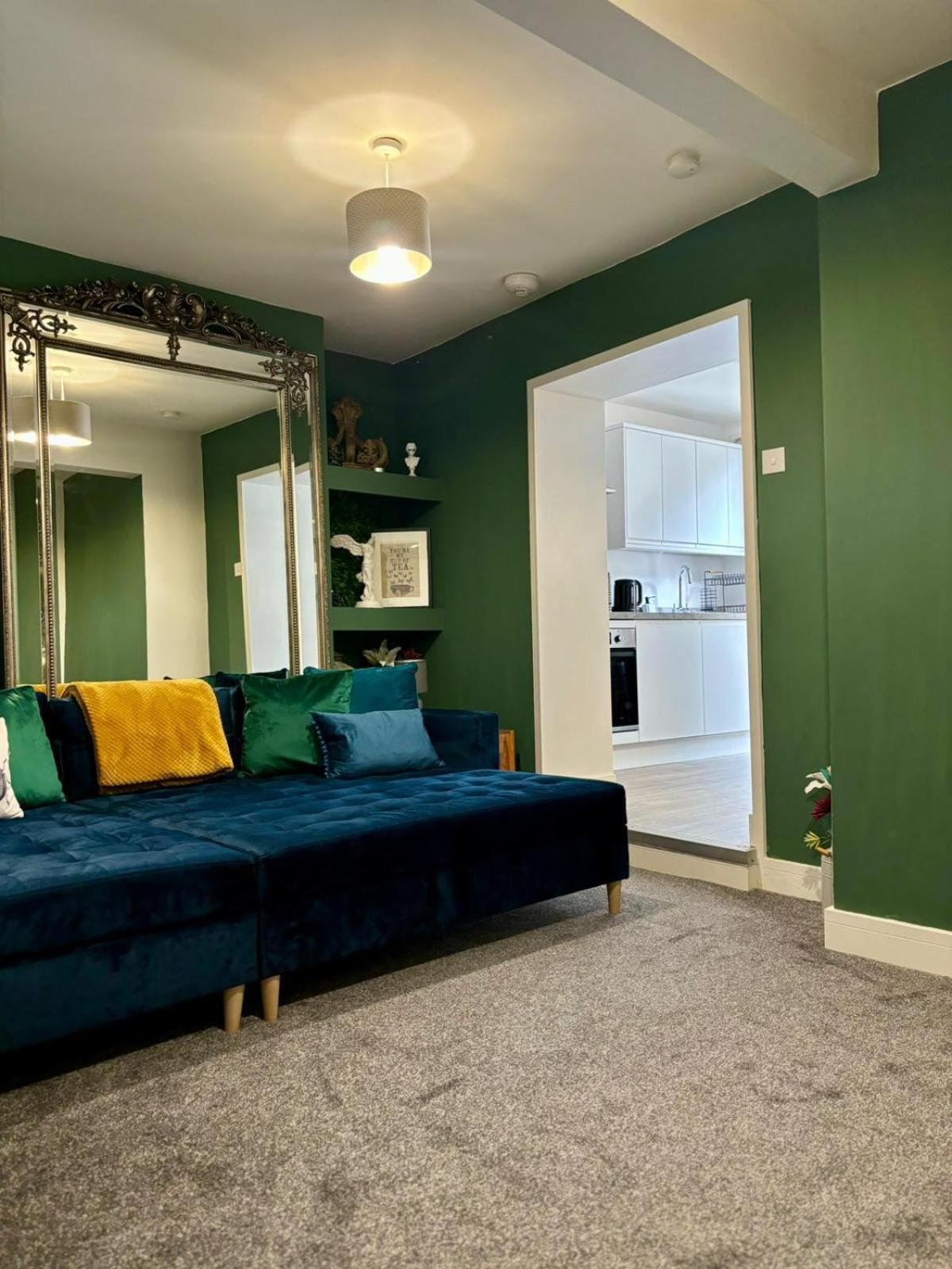 סאות'אנד און סי Stylish And Chic Seaside Apartment מראה חיצוני תמונה